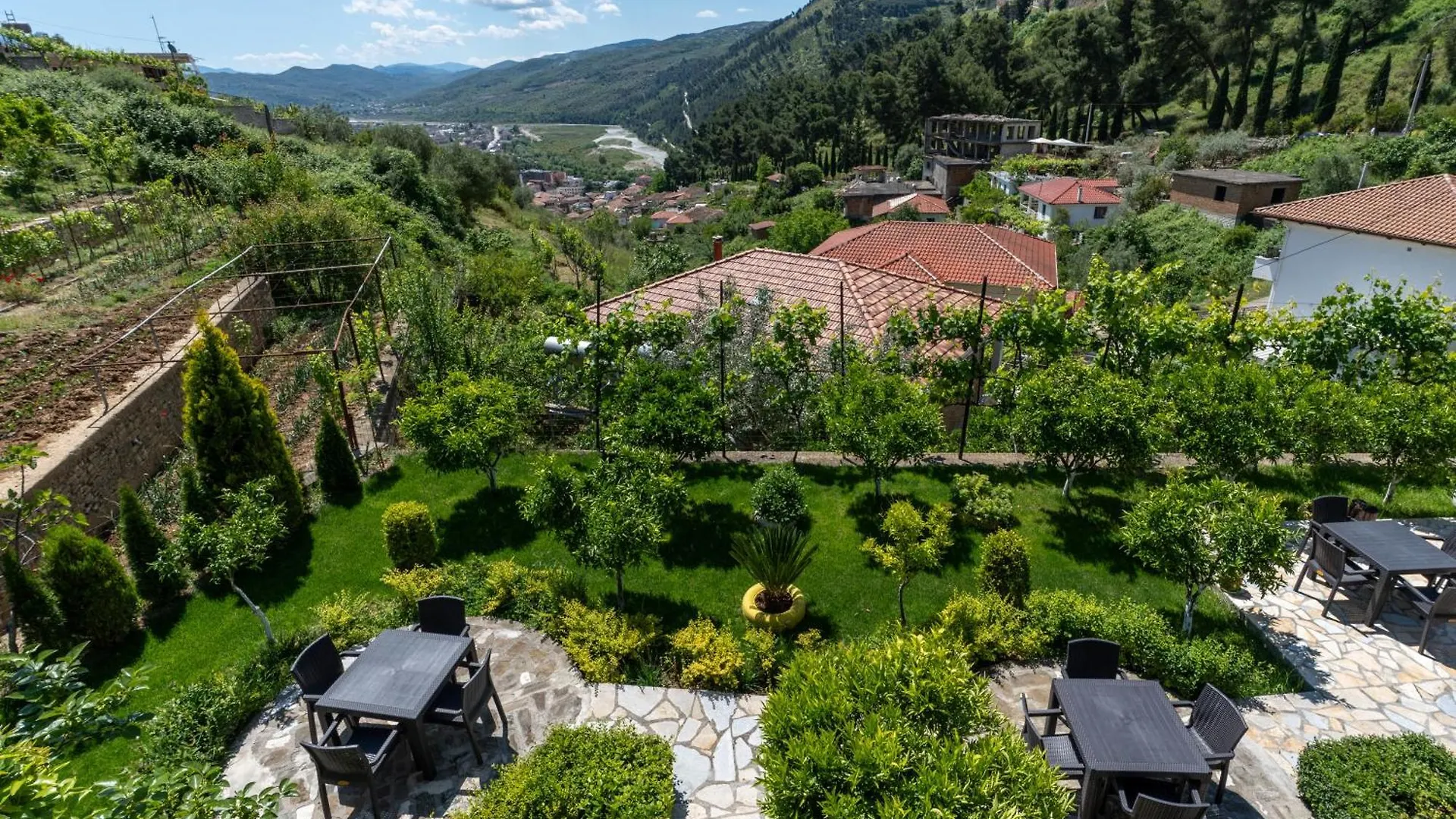Guesthouse Emiljano Μπεράτ Πανσιόν