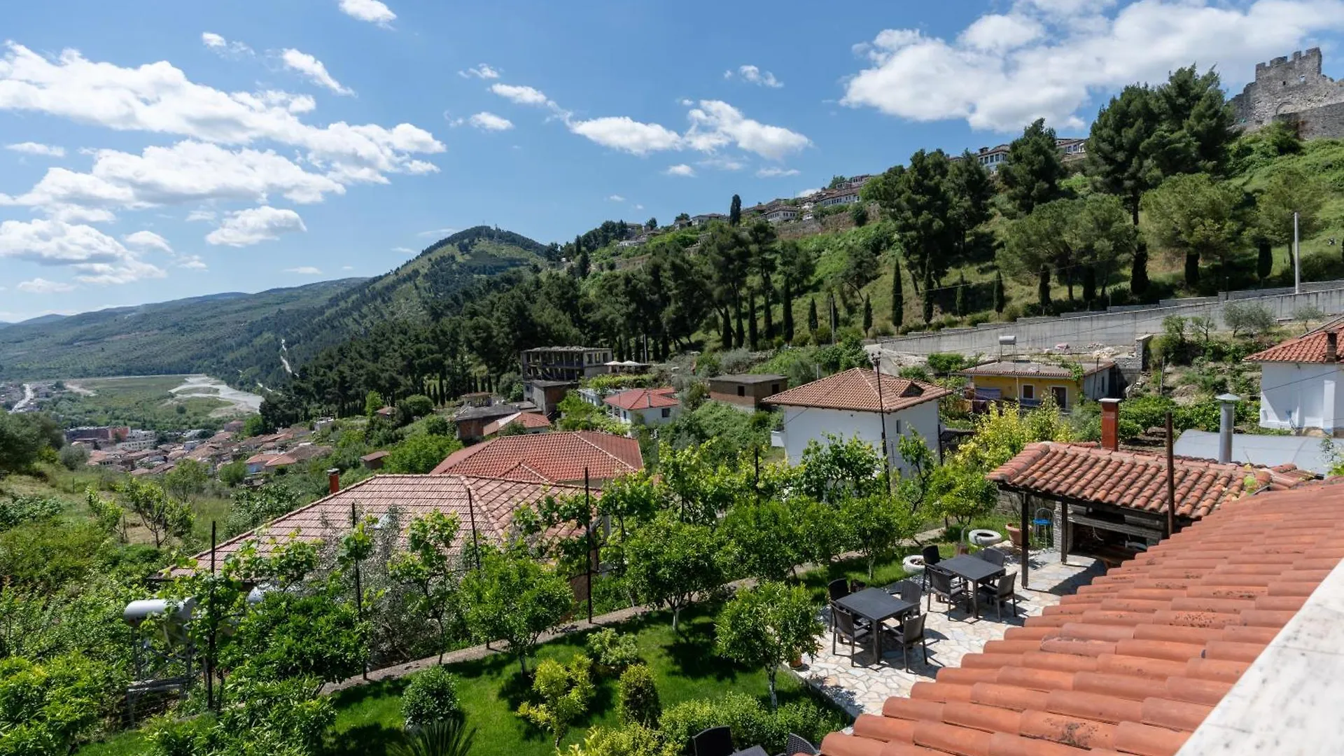 Πανσιόν Guesthouse Emiljano Μπεράτ