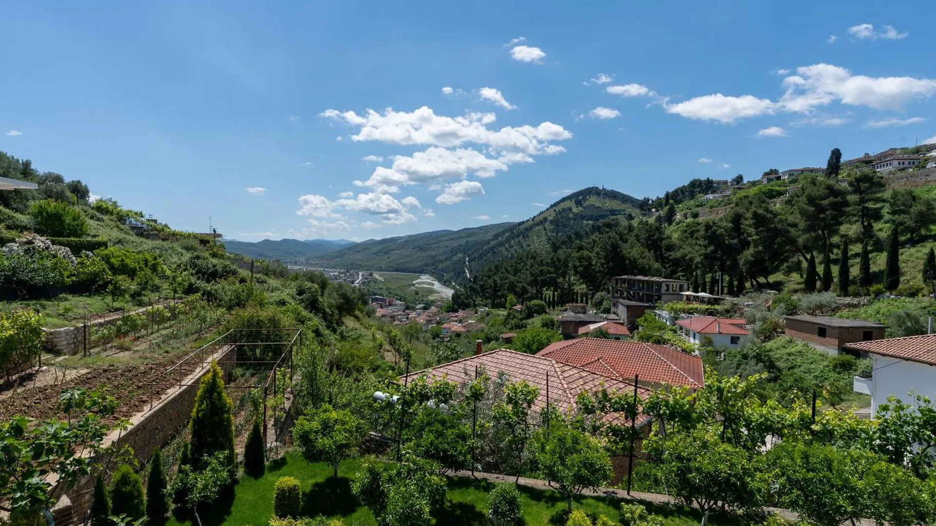 Guesthouse Emiljano Μπεράτ 2*,