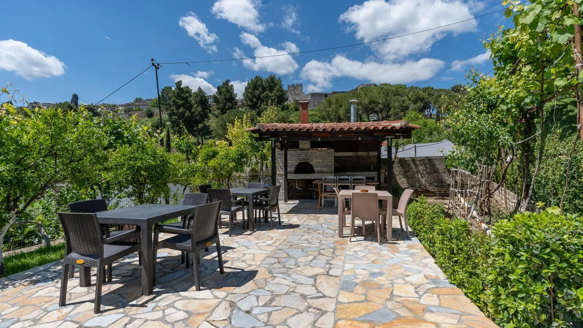 Guesthouse Emiljano Μπεράτ Πανσιόν