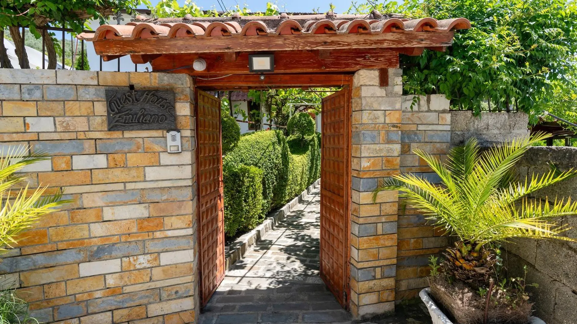 Πανσιόν Guesthouse Emiljano Μπεράτ
