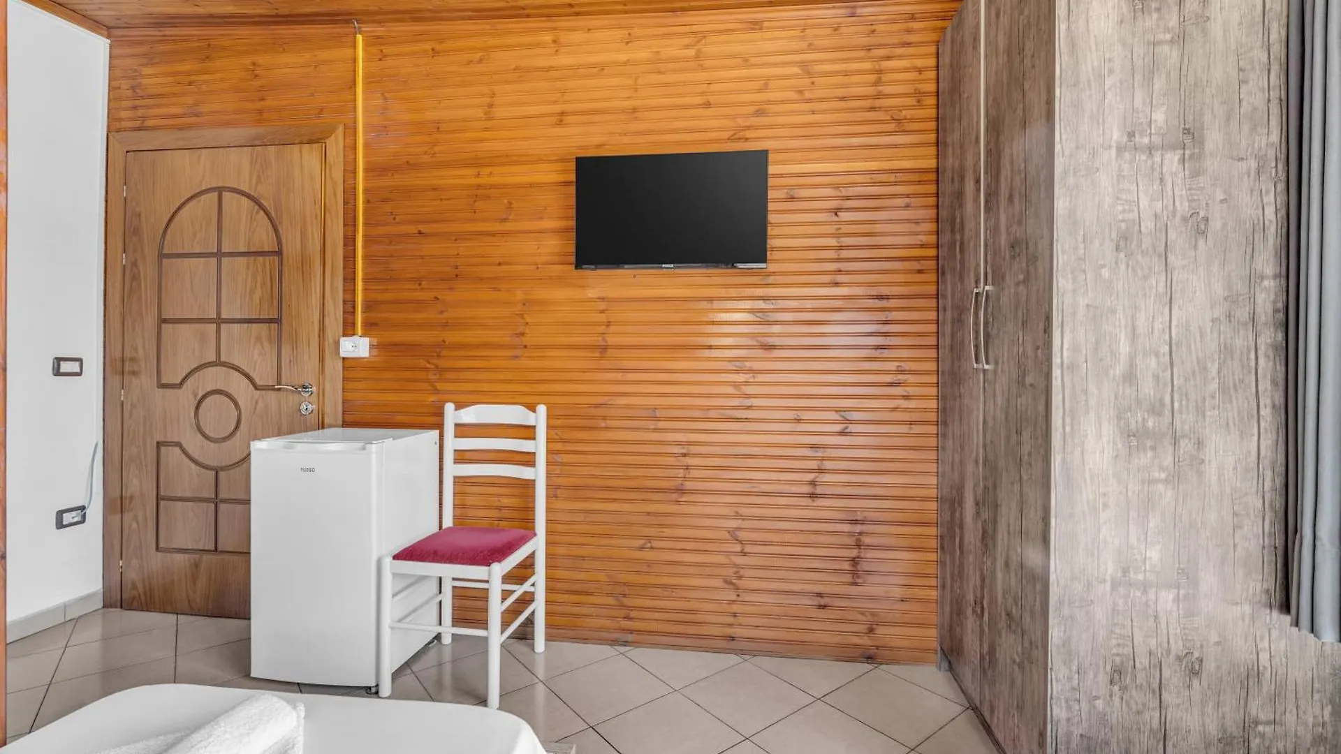 Guesthouse Emiljano Μπεράτ 2*,